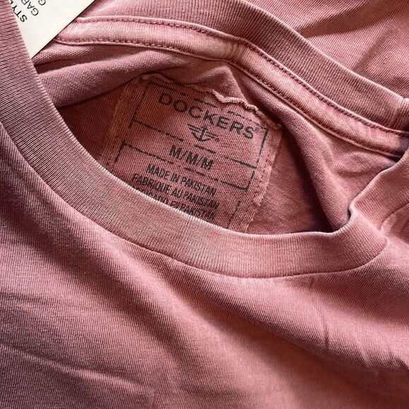 Dockers Washed Red NEW Mens Tshirt - Picture 2 of 2